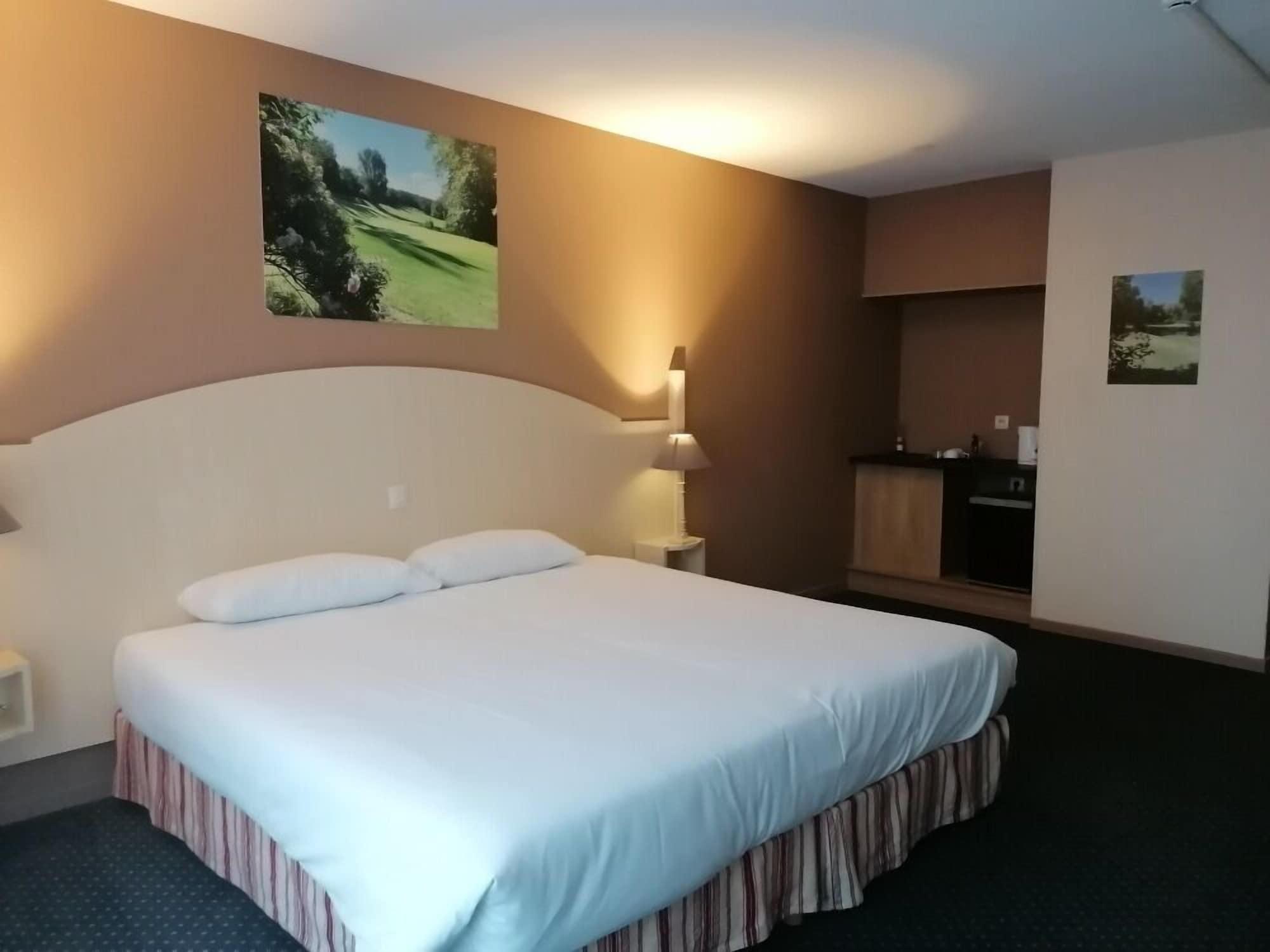 Best Western Golf D'Albon Bagian luar foto