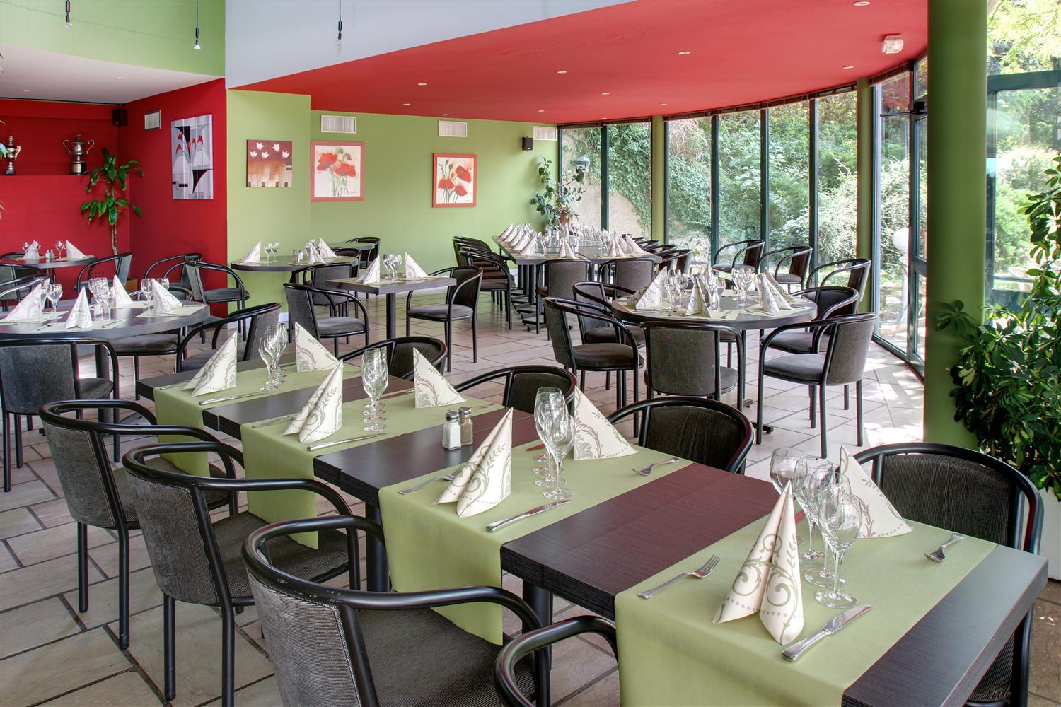 Best Western Golf D'Albon Bagian luar foto