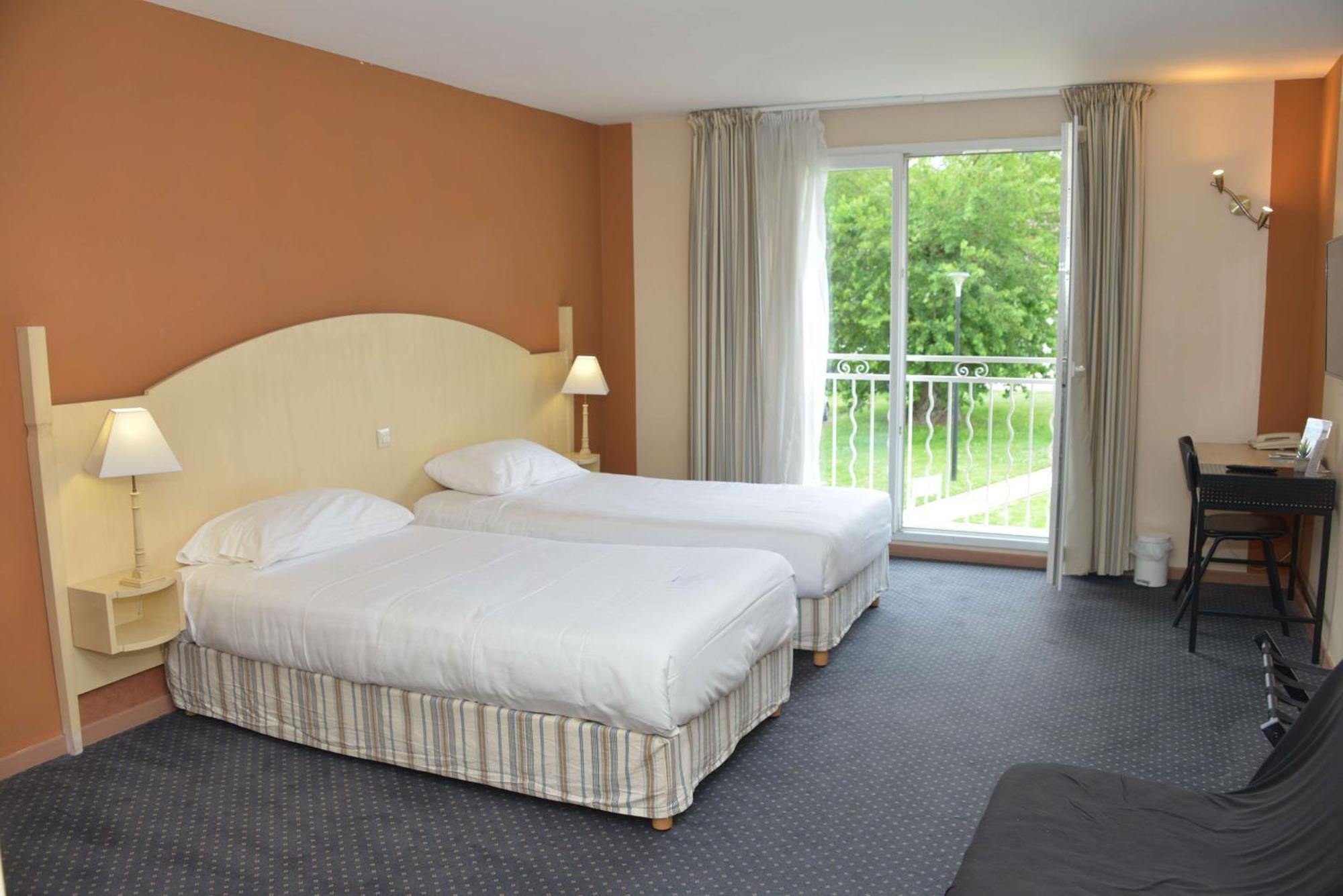 Best Western Golf D'Albon Bagian luar foto