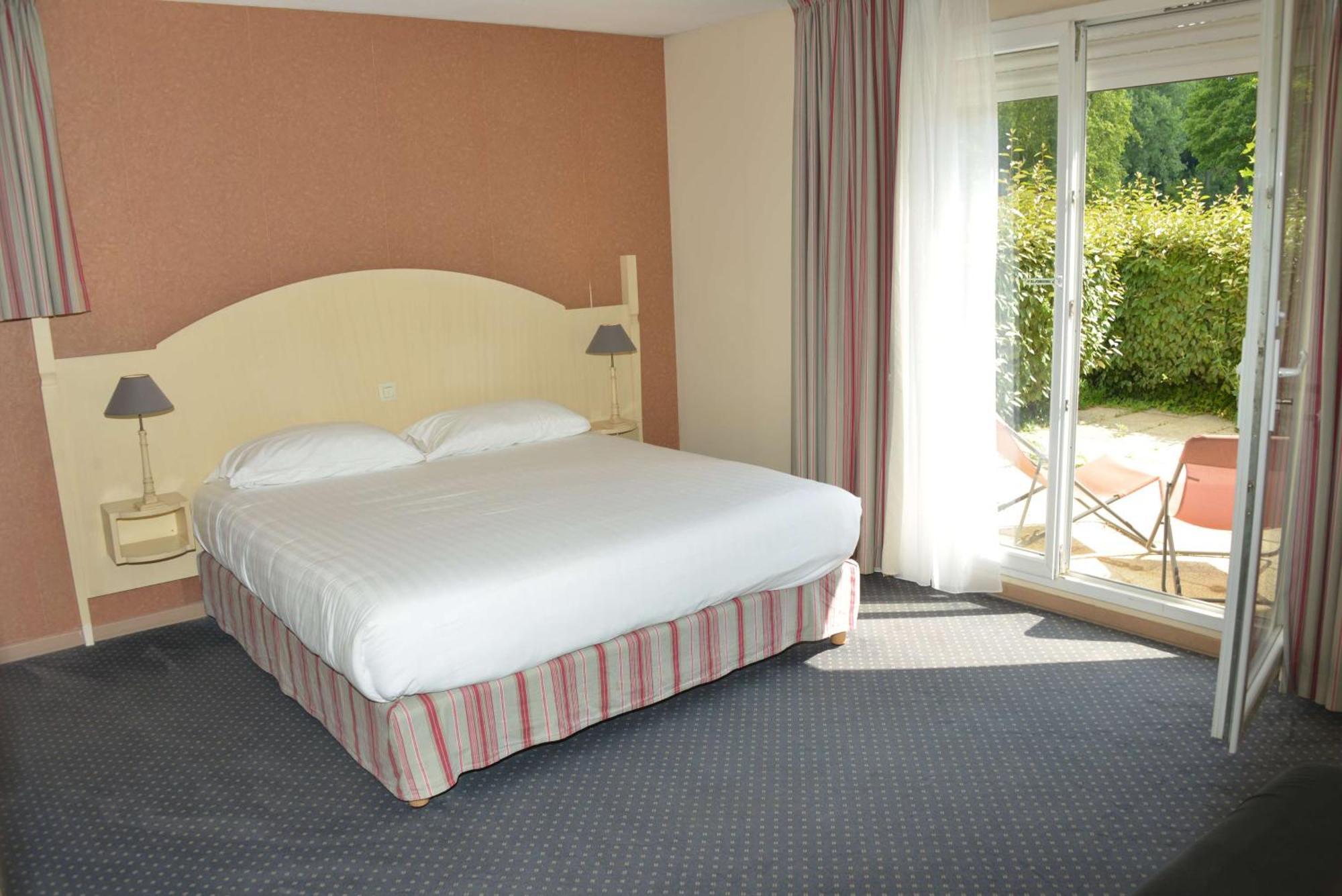 Best Western Golf D'Albon Bagian luar foto